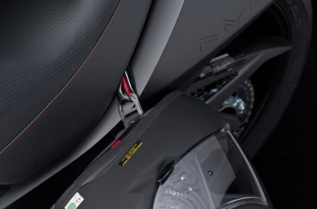 motocicletă nouă-Honda NM4-vultus într-un design extravagant Noua motocicletă Honda NM4-vultus actualizată la fixarea cască de parcare