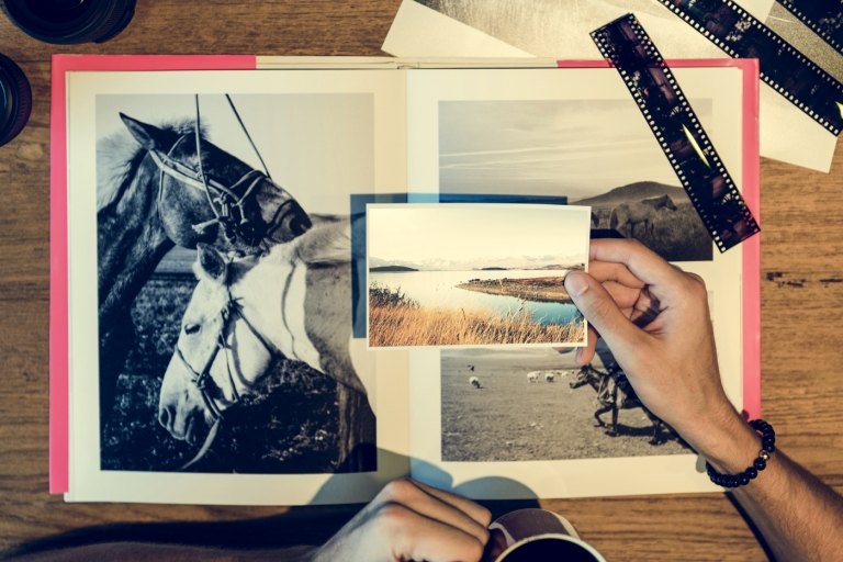 Ideea de cadou creativă pentru zilele de naștere și pentru Crăciun: o carte foto auto-proiectată