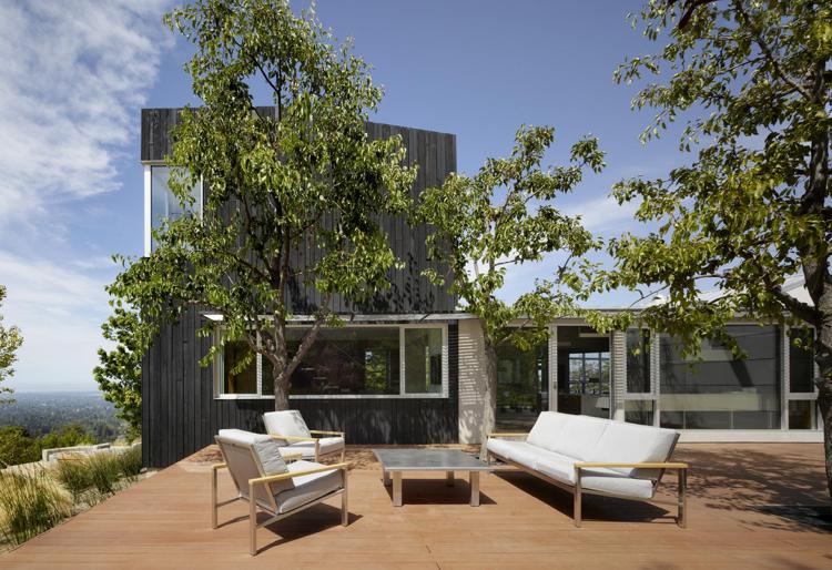 fațadă carbonizată terasă copaci verzi mobilier de salon