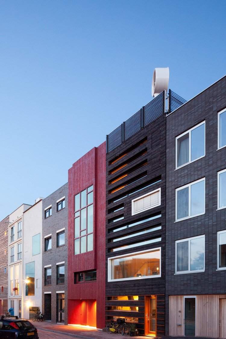 Turbină eoliană pentru ferestre din lemn carbonizat