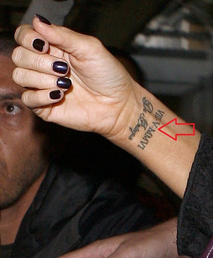 Tatouage Victoria Beckham-chiffres romains-VIII-V-MMVI