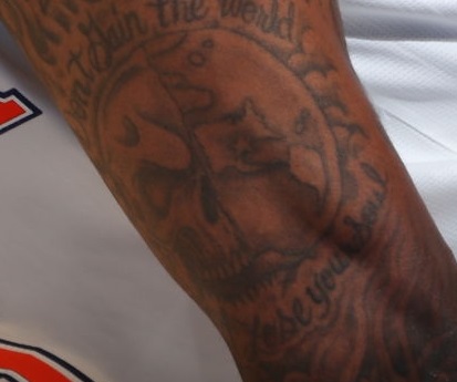 DeAndre Jordan bras gauche crâne tatouage terre