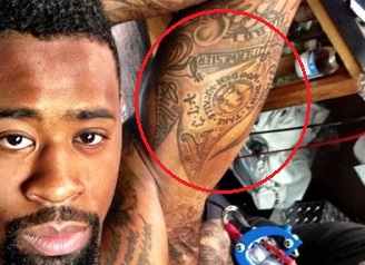 Tatouage d'insigne de bras gauche de DeAndre Jordan