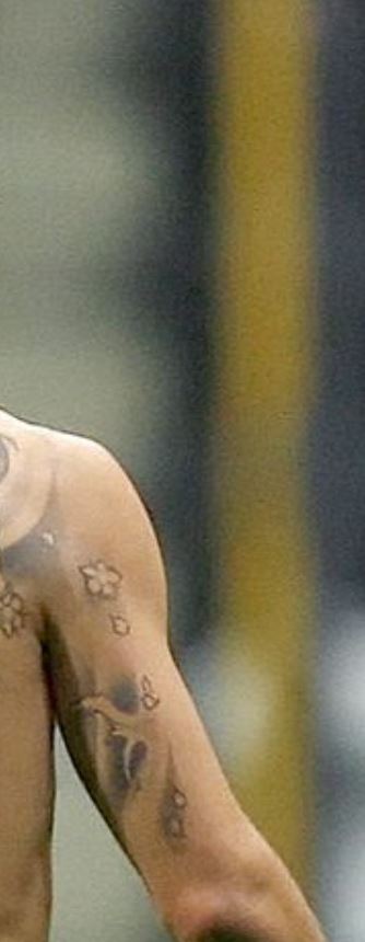 Tatuaggio Deca sul braccio destro