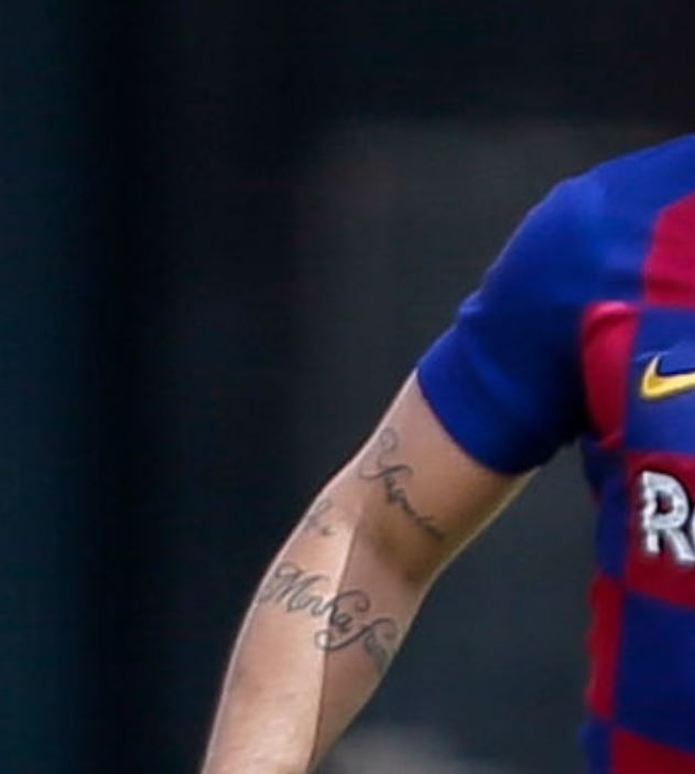 Deca tatuaggio con scritta avambraccio destro