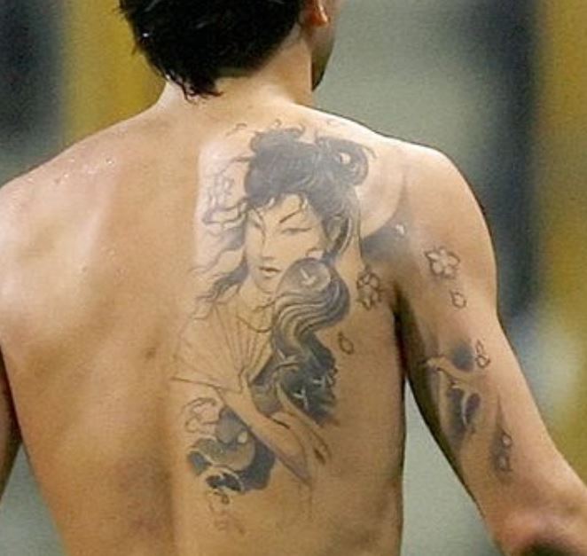 Tatuaggio donna tribale deca