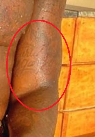 Deebo écrit sur le bras