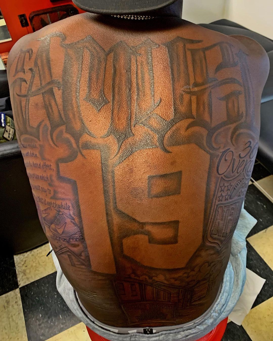 Tatouage de dos Deebo