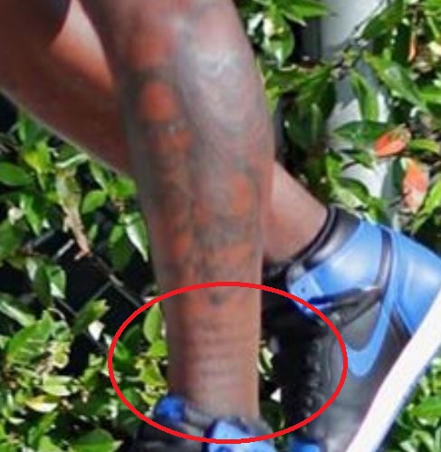 Ecriture Deebo sur la jambe