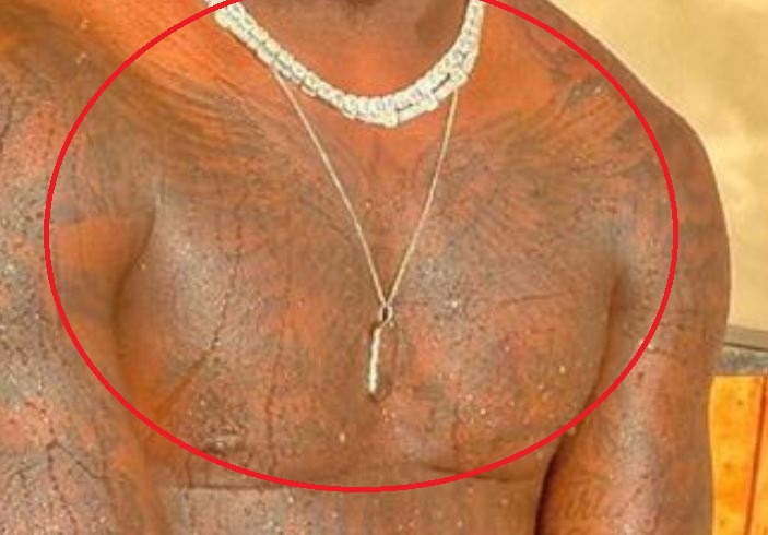 Le tatouage des ailes d'ange de Deebo