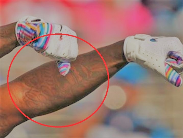 Tatouage Deebo à l'intérieur du bras gauche