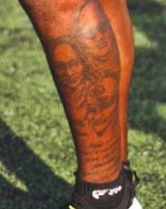 Le tatouage de portraits de la jambe gauche de Deebo