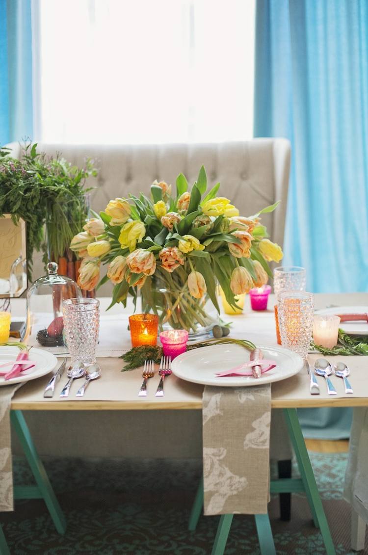 decor pentru lalele de Paște-galbene-felinare-farfurii-masă-perdea-albastru deschis