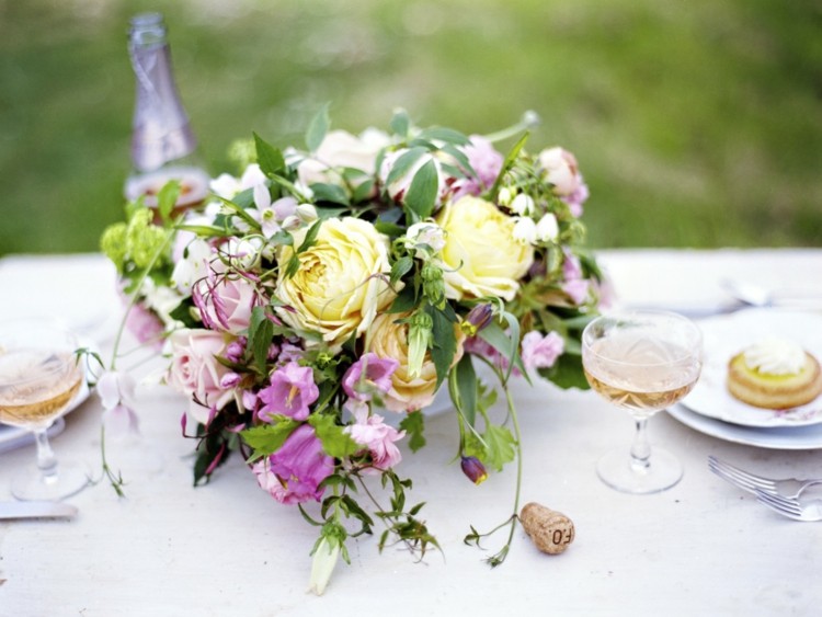 decorare-pentru-trandafiri-de-Paște-galben-romantică-idee-de-masă-aranjament-ochelari-elegante
