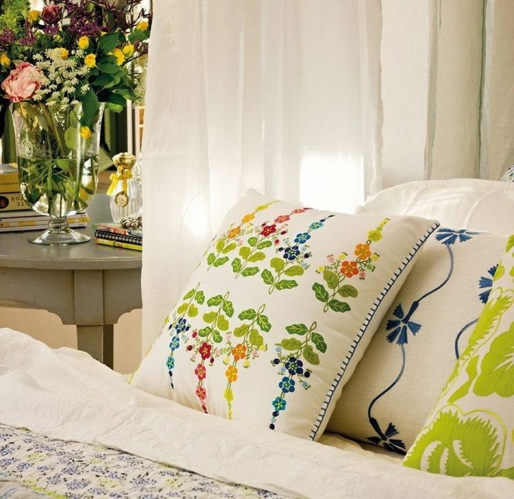 Pernele decorative din dormitor creează o stare de primăvară Idei de decorare buchet de perna dormitor