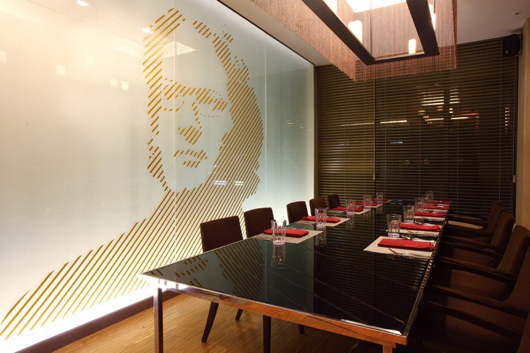 Benzi LED integrate în spatele unui panou de sticlă pe perete