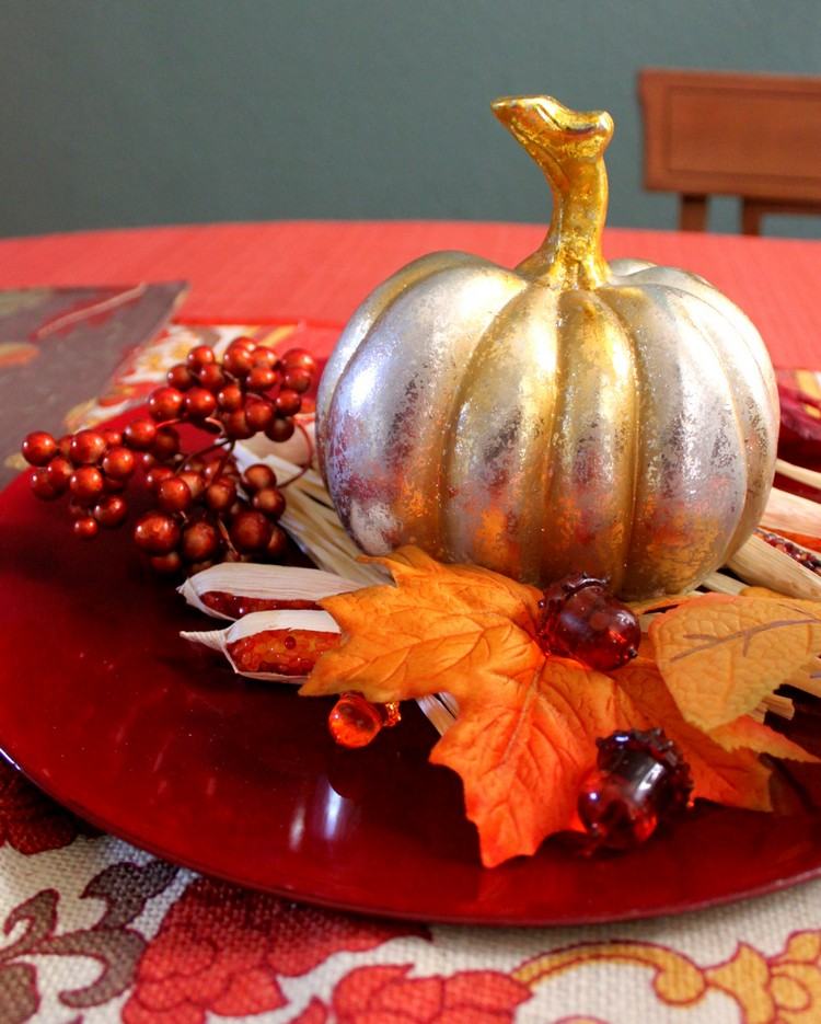 dovleac de culoare aurie, fructe de pădure și frunze pe un castron Decorați-toamna-aurie-mini-dovleac-frunze-artificiale-de-boabe