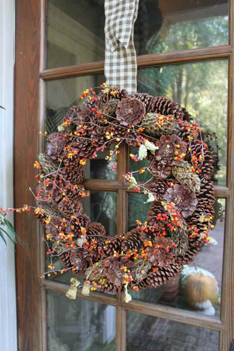Coroană de ușă din conuri și ramuri de fructe de pădure Decorați-toamna-cununa-coroane-de-fructe-de-pădure