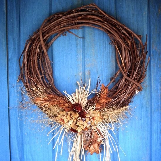 Faceți-o singură coroană de ușă cu ramuri-fructe de padure fructe de toamnă Faceți-o singură coroană de ușă cu crenguțe și fructe de pădure și aranjați fructele de toamnă