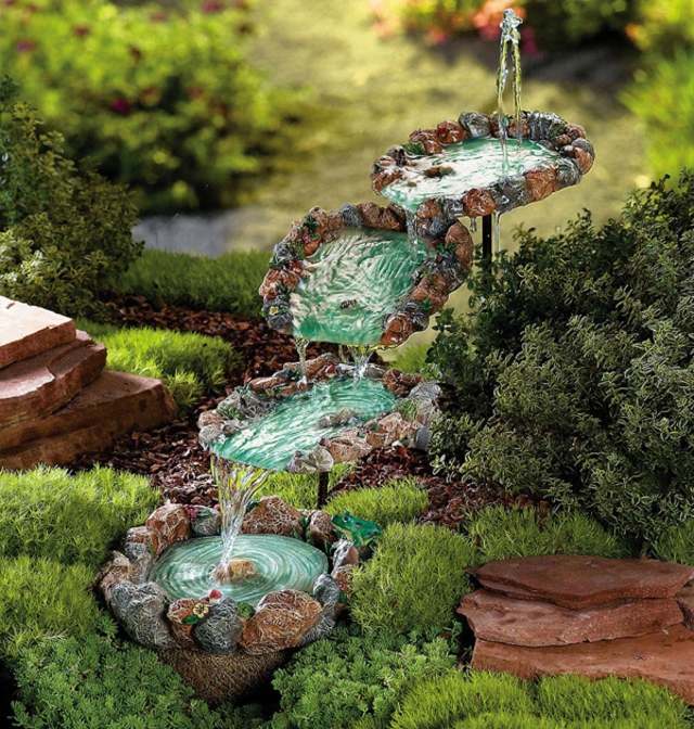 Gradina cu pietre decorative fantana fântână-mică-cu-pietre-naturale-în-grădină