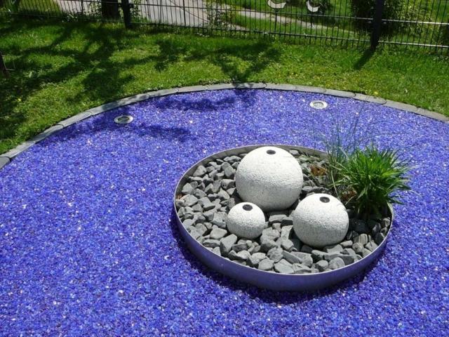 Alege culoarea pietrelor decorative din pietrele de sticlă din grădină Design de grădină cu pietricele de sticlă în albastru
