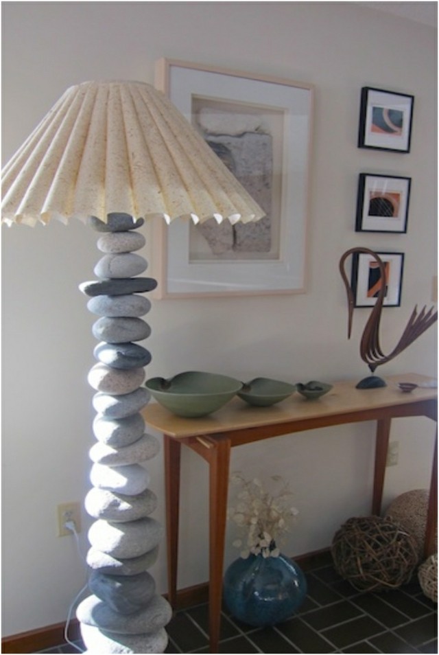 Proiectează livingul în mod diferit pietre decorative Lampa de podea-cu-pietre-decorative-ca-o-tija