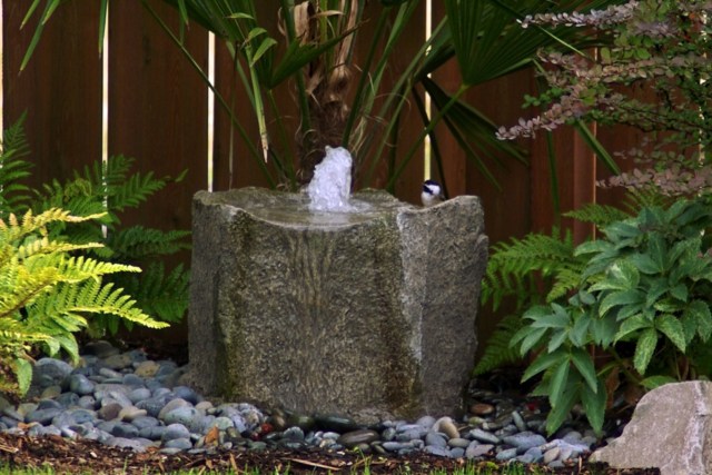 Pietre decorative în grădină cu o fântână Gradina fantana cu pietre decorative artificiale