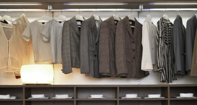 Dulapul păstrează sertarele de iluminat ordonate Iluminare sertare rafturi fuste bluze