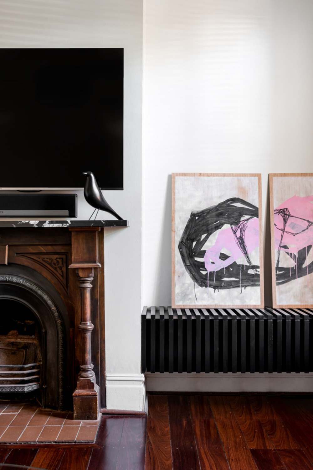 sufragerie cu televizor peste șemineu și picturi