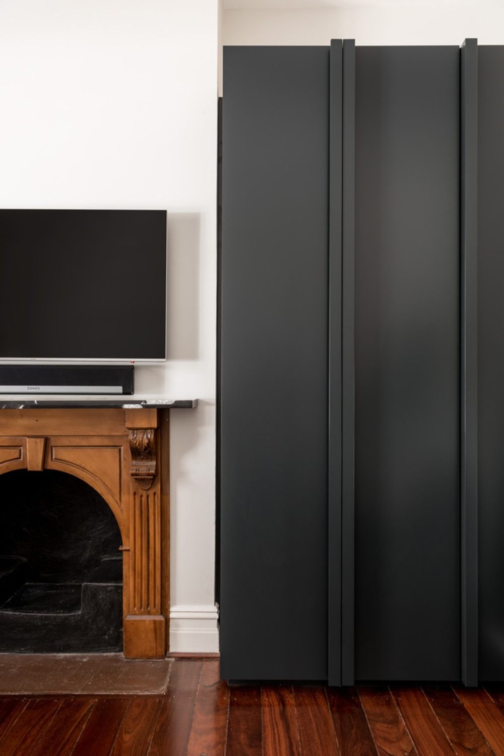 Stil arhitectural păstrat, cu șemineu din lemn și mobilier modern în living