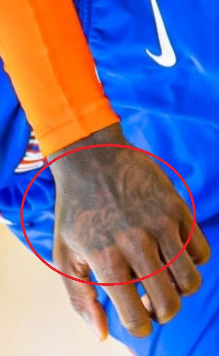 Tatuagem de mão dennis