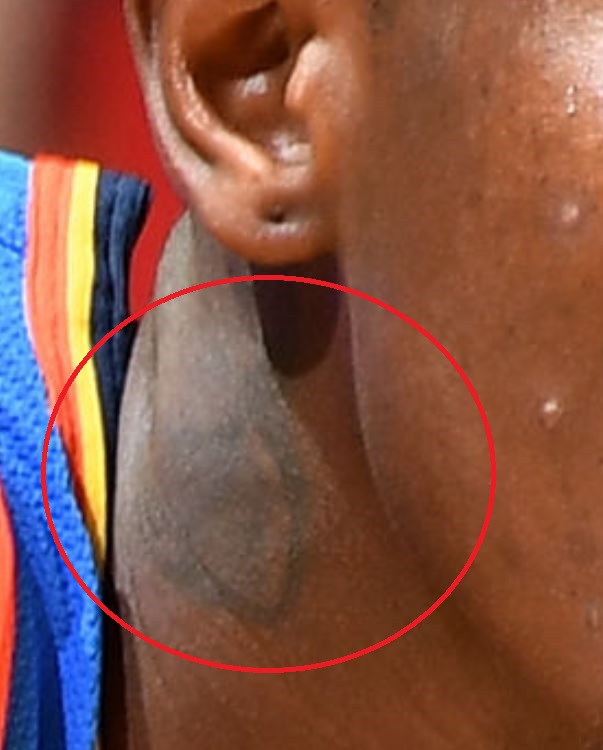 Tatuagem no pescoço dennis