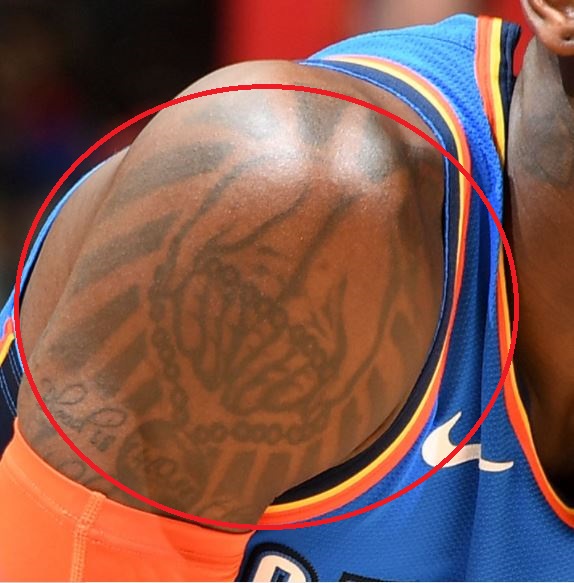 Dennis abre as mãos com tatuagem de contas de rosário