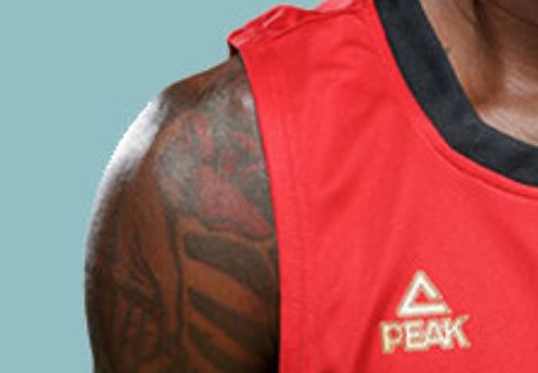 Tatuagem de rosa dennis