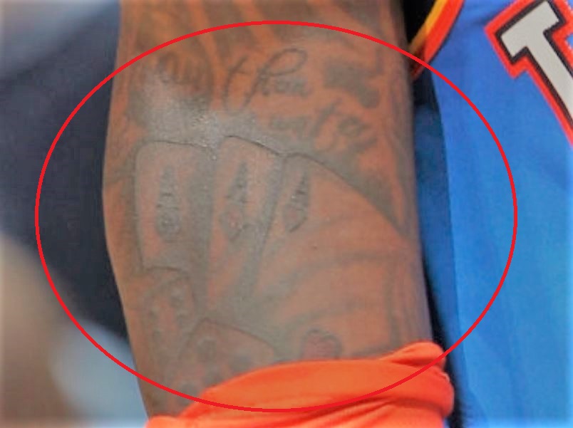 Dennis ás de cartas e tatuagem de dados rolantes