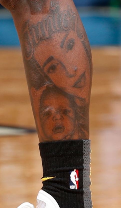 Dennis retrata tatuagens nas pernas