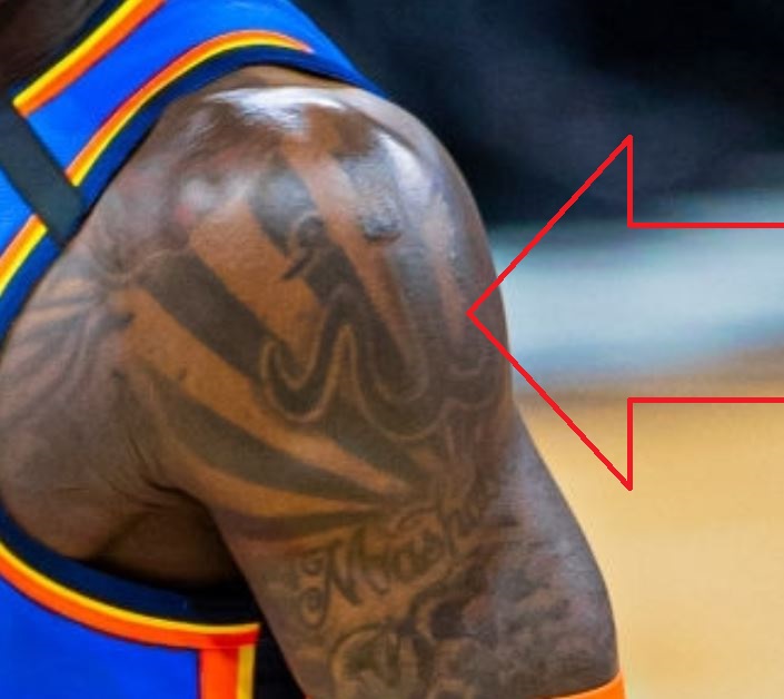 Tatuagem de bíceps dennis