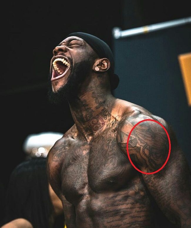 Deontay mani che pregano più selvagge con il tatuaggio del rosario