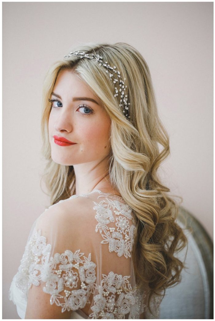 machiaj-mireasa-buze-idei-portocale-deschise-par-bucle-albastru-ochi