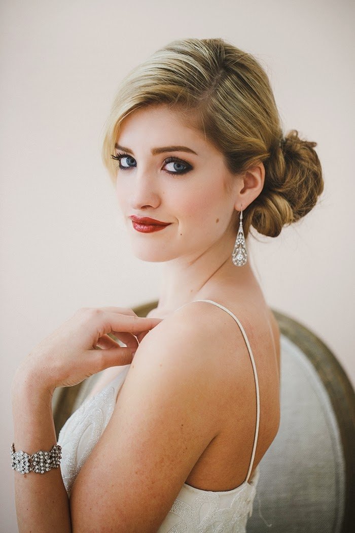 machiaj-mireasă-buze-idei-portocaliu-închis-cupru-roșu-albastru-ochi