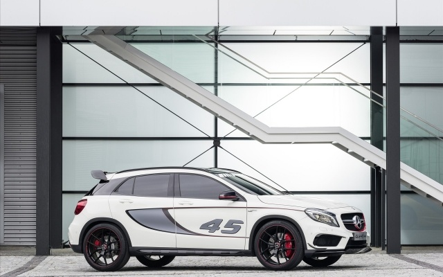 Mercedes GLA 45 AMG Concept 2013 partea dreaptă1 Mercedes GLA Concept 2013 partea dreaptă1