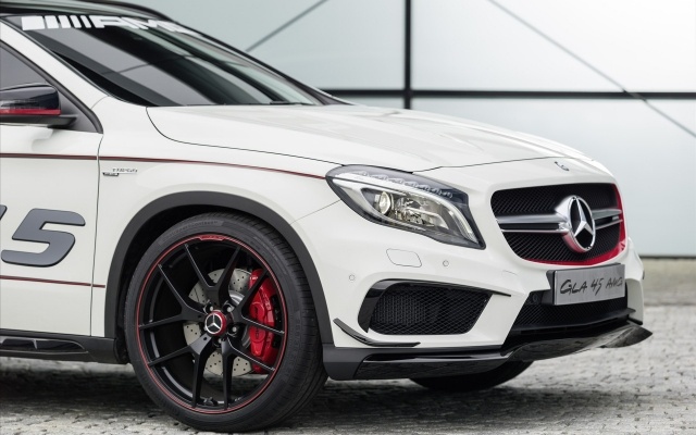 Mercedes GLA 45 AMG Concept 2013 partea dreaptă Mercedes GLA 45 AMG partea dreaptă