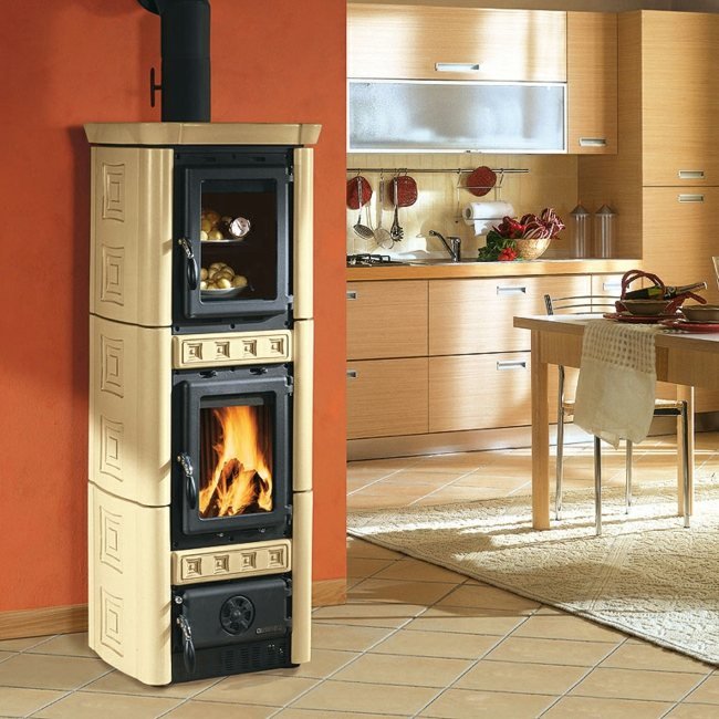 Soba de gatit cuptor cu lemne bucatarie moderna bej Cuptor modern bucătărie bej portocaliu culoarea peretelui