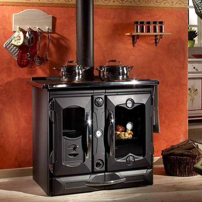 Soba de gătit de la producătorii italieni mâncare delicioasă Producătorul lucios pregătește mâncăruri delicioase