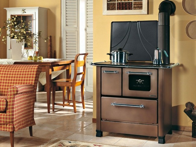 bucătărie elegantă zonă de luat masa aragaz pregătit maro Aragaz maro a amenajat o mobilă tapițată cu carouri cu idee frumoasă