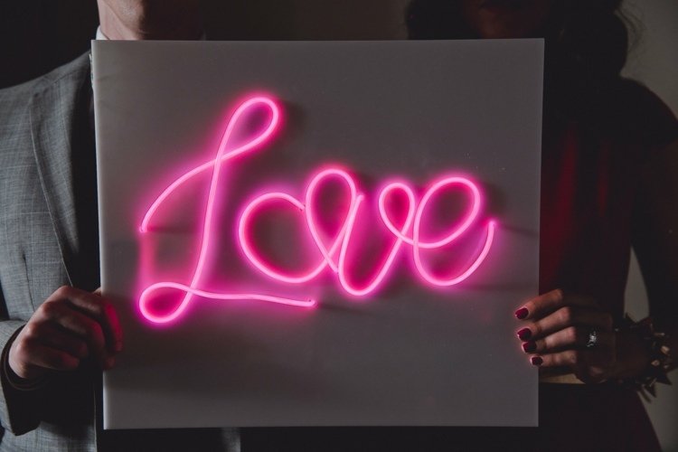 Fotografii de nuntă neobișnuite cu lumină de neon și scrisori de dragoste