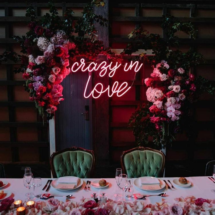 Decorați masa mirilor cu litere romantice de neon și flori