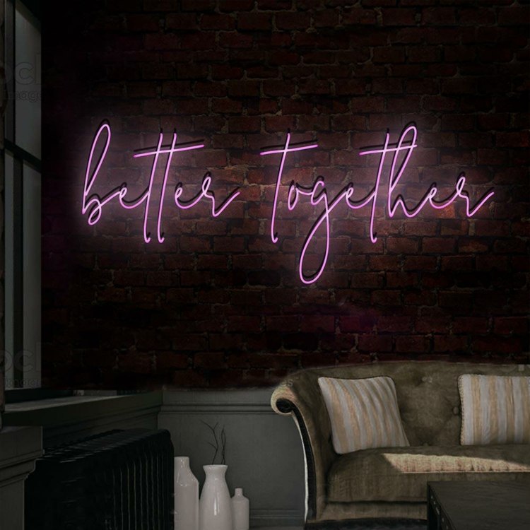 Scripte neon în roz pe un perete de cărămidă Better Together