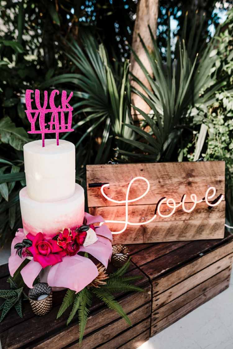 Scândură rustică din lemn cu litere neon Love și un decor amuzant de tort