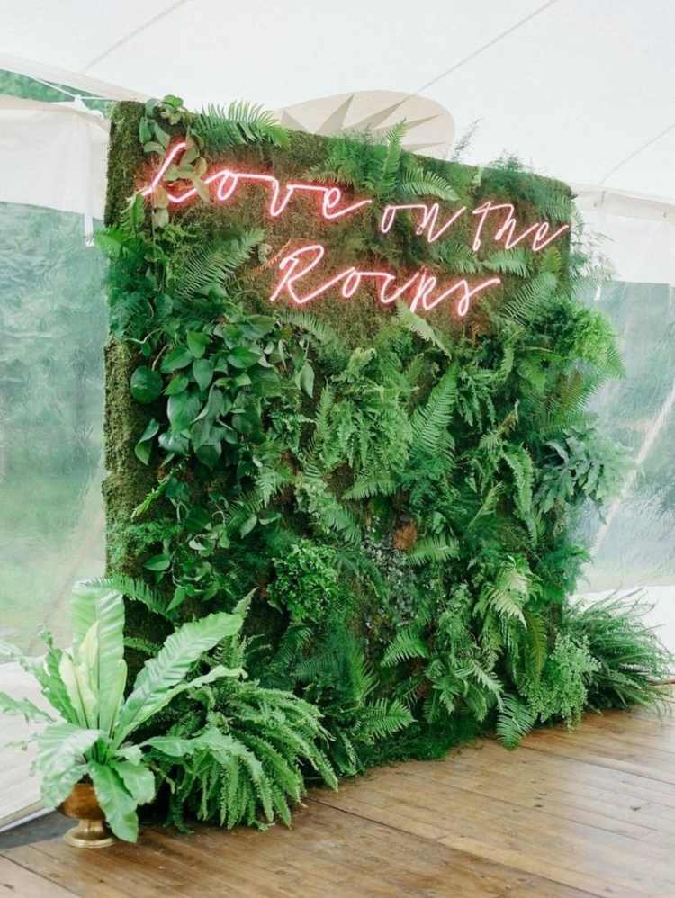 Grădină verticală ca fundal verde cu inscripții roz Idea Love on the Rocks